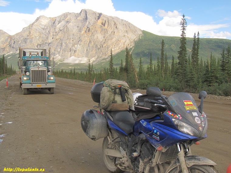 Camino Fairbanks. Folixa Astur en la Dalton Highway, Alaska.