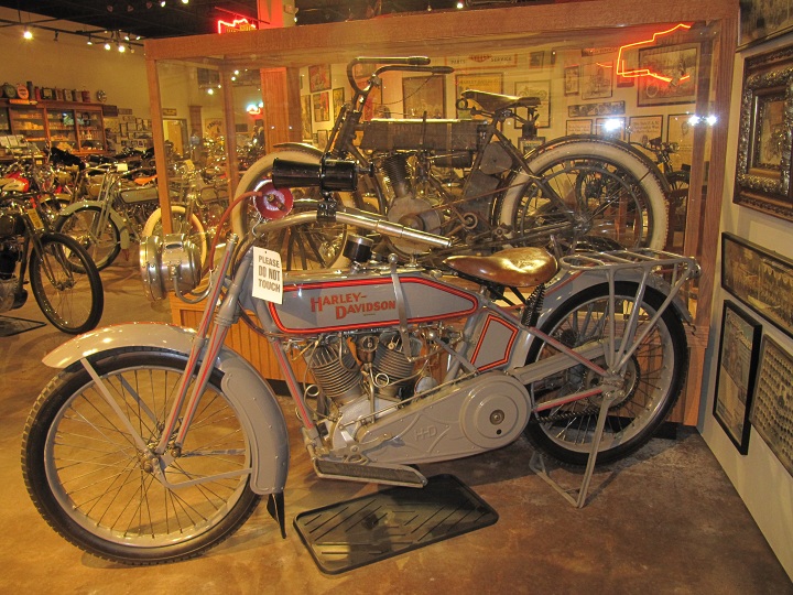 Harley Davidson VL de 1934 con 1213 cc, bicilíndrica y 22 HP.