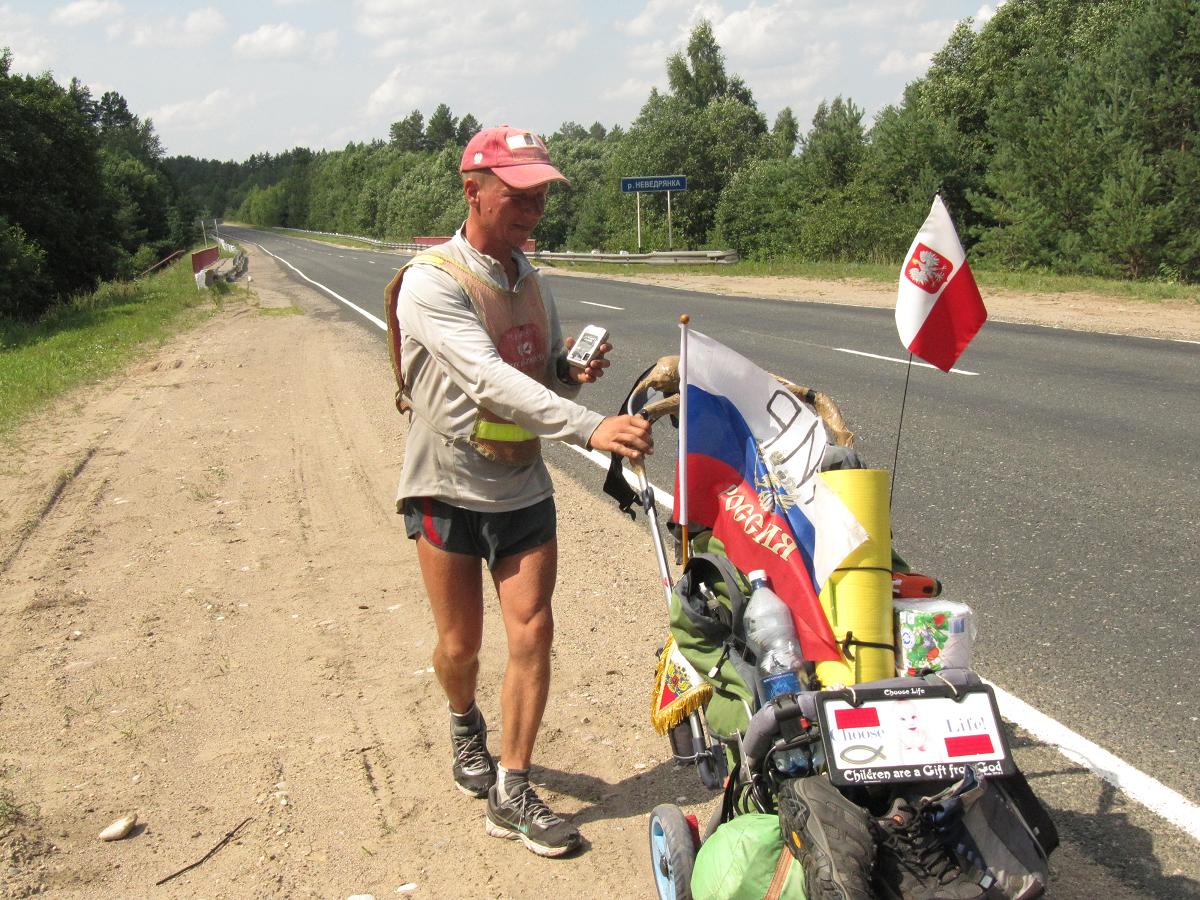 Un hombre polaco y un carrito en la carretera en algún lugar a unos 200 km al E de Zilupe (Letonia). Este hombre venia caminando desde Vladivostok (Rusia) , en las costas del Océano Pacífico, a unos 9200 km de aquí y se dirigía a Varsovia (Polonia), según él, el final de su viaje a otros 900 km más. 