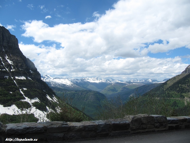   Carretera "Going to the Sun Road", Glacier National Park, MT, USA.