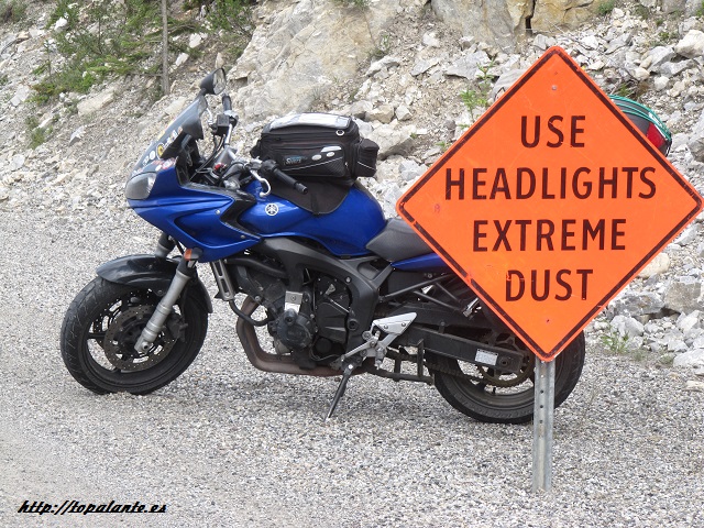 Use luces frontales, carretera muy polvorienta.  Camino de Muncho Lake, Columbia Británica, Canadá.
