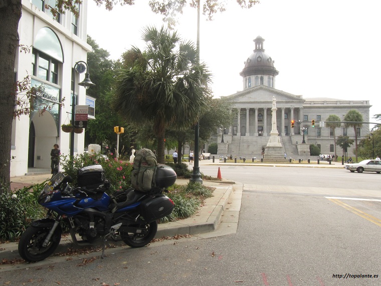Folixa Astur frente al Parlamento de Carolina del Sur, EEUU.