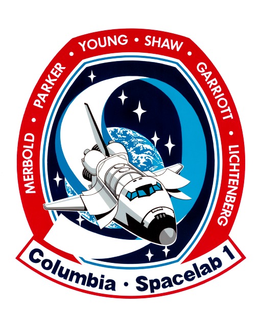 MISION: STS-9> (Orbital Laboratory and Observations Platform/First Spacelab Mission)> LANZAMIENTO: 28 de noviembre de 1983> ATERRIZAJE: Base Aérea de Edwards, CA> TRIPULANTES:  John W. Young,Brewster H. Shaw Jr., Owen K. Garriott, Robert A. R. Parker, Byron K. Lichtenberg, Ulf Merbold (primer astronauta participante  de la Agencia Espacial Europea, ESA)> MILLAS RECORRIDAS: 4.300.000  La misión consistió en la puesta en órbita del SpaceLab.El módulo del Spacelab Module consistía en un gran laboratorio principal cilíndrico que estaba volando en la parte trasera de la bodega de carga del transbordador, conectado al compartimento de tripulación por un tubo largo. El laboratorio tenía un diámetro exterior de 4,03 m, y cada segmento una longitud de 2,7 m. La mayoría de las veces era usado en forma de configuración modular doble.(Laboratorio Espacial)  La ESA (Agencia Europea del Espacio y la NASA participaron conjuntamente en el Proyecto SpaceLab para la realización de investigaciones  en el espacio   Spacelab is an orbital laboratory and contains an observations platform composed of cylindrical pressurized modules and U-shaped unpressurized pallets which remain in the orbiter's cargo bay during flight. Altogether 73 separate investigations were carried out in astronomy and physics, atmospheric physics, Earth observations, life sciences, materials sciences, space plasma physics and technology. This was the first time six persons were carried into space on a single vehicle.
