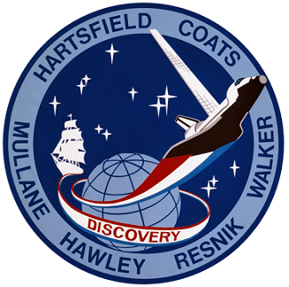 MISSION: STS-41-D> (SBS-D; Satellite Business System SYNCOM IV-2; Solar Wing TELSTAR)> LANZAMIENTO: 30 de agosto de 1984> ATERRIZAJE: Base Aérea de Edwards, CA> TRIPULANTES: Henry W. Hartsfield, Jr., Michael L. Coats, Judith A. Resnick, Steven A. Hawley, Richard M. Mullane, Charles D. Walker> MILLAS RECORRIDAS: 2.500.000. 12ª misión del Programa del Transbordador Espacial y primera del Discovery. Fue el transbordador más ligero de toda la saga de transbordadores espaciales por el bajo peso del escudo térmico.  La carga primaria consistía en tres satélites de comunicaciones, SBS-D para Satellite Business Systems, Telstar 3-C para Telesat (Canada) y el SYNCOM IV-2, ó Leasat-2, un enorme satélite arrendado a la Marina. El Leasat-2 fue el primer gran satélite de comunicaciones diseñado específicamente para ser desplegado por el transbordador espacial. Los tres satélites se fueron desplegados sin problemas y quedaron operativos.  Otra carga que llevaba fue el panel solar OAST-l, un dispositivo de 13 pies (4 m) de ancho, y 102 pies (31 m) de alto, plegado en un paquete de 7 pulgadas (180 mm) de profundidad. El ala portaba diferentes tipos de células fotovoltaicas experimentales y varias veces fue extendida hasta su mayor amplitud. Con lo que se convirtió en la estructura más grande jamas extendida desde un vehículo tripulado y, demostró la viabilidad los grandes paneles solares ligeros para futuras aplicaciones en instalaciones de gran envergadura como la Estación espacial.  El experimento Continuous Flow Electrophoresis System (CFES) patrocinado por McDonnell Douglas, usando células vivas, fue más elaborado que su antecesor y el especialista de carga Walker lo dirigió más de 100 horas durante el vuelo. Se realizó el experimento de un estudiante para comprobar el crecimiento de los cristales en microgravedad. Con una cámara IMAX se filmaron los mejores momentos de la misión, que luego se pudieron ver en la película "The Dream is Alive".  Three satellites deployed during this mission: Satellite Business System SBS-D, SYNCOM IV-2 (also known as LEASAT2) and TELSTAR. The 102-foot-tall, 13-foot-wide Office of Application and Space Technology (OAST-1) solar wing extended from the payload bay. The wing carried different types of solar cells and extended to its full height several times. It demonstrated large lightweight solar arrays for a future in building large facilities in space such as a space station. Other payloads included were: Continuous Flow Electrophoresis System (CFES) Ill; Radiation Monitoring Equipment (RME); Shuttle Student Involvement Program (SSIP) experiment; lMAX camera, being flown for a second time; and an Air Force experiment, Cloud Logic to Optimize Use of Defense Systems (CLOUDS).