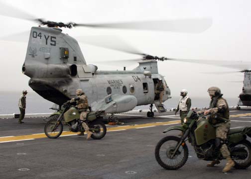 Marines from the 26th Marine Expeditionary Unit prepare to load their M1030 motorcycles into a CH-46E Sea Knight helicopter on the flight deck of the amphibious assault ship USS Kearsarge (LHD 3) during flight operations in the Mediterranean Sea on 18 April 2005. Fuente:http://olive-drab.com  