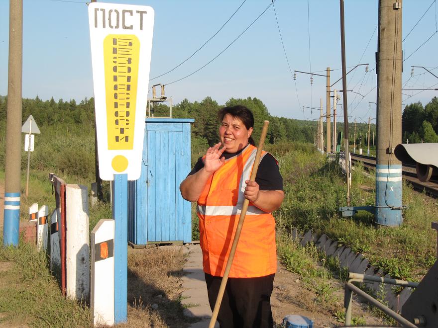 Siempre barrientes y sonrientes guardarraíles. Camino de Alzamay, Oblast de Irkustk, Rusia.