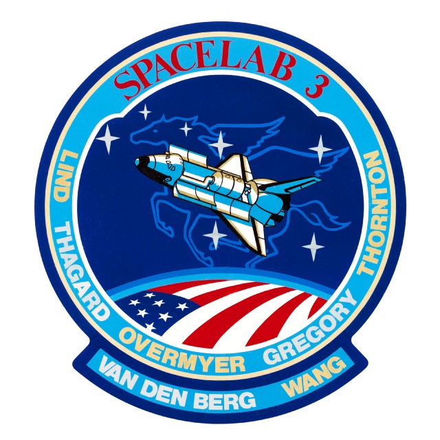 MISION STS-51-B> (Spacelab-3)> LANZAMIENTO: 29 de abril de 1985> ATERRIZAJE: Base Aérea de Edwards, CA> TRIPULANTES:Robert F. Overmyer, Frederick D. Gregory, Don L. Lind, Norman E. Thagard, William E. Thornton, Lodewijk van den Berg, Taylor G. Wang> MILLAS RECORRIDAS: 2.900.000.    17ª misión del Transbordador Espacial y 7º vuelo del Challenger.    Las posibilidades del Spacelab para la investigación multidisciplinar en microgravedad se confirmaron. El gradiente gravitacional del orbitador resultó bastante estable, permitiendo que los delicados experimentos de procesado de materiales y mecánica de fluidos se ejecutaran normalmente. La tripulación trabajó las 24 horas del día en dos turnos de 12 horas. Iban abordo dos monos y 24 roedores en jaulas especiales, siendo la primera ocasión que volaban con los astronautas mamíferos no humanos a bordo.     The primary payload was Spacelab-3. This was the first operational flight for the Spacelab orbital laboratory series developed by the European Space Agency. Spacelab includes five basic discipline areas: materials sciences, life sciences, fluid mechanics, atmospheric physics, and astronomy. The main mission objective with Spacelab-3 was to provide a high quality microgravity environment for delicate materials processing and fluid experiments. Two monkeys and 24 rodents were observed for the effects of weightlessness. Of the 15 Spacelab primary experiments conducted, 14 were considered successful.