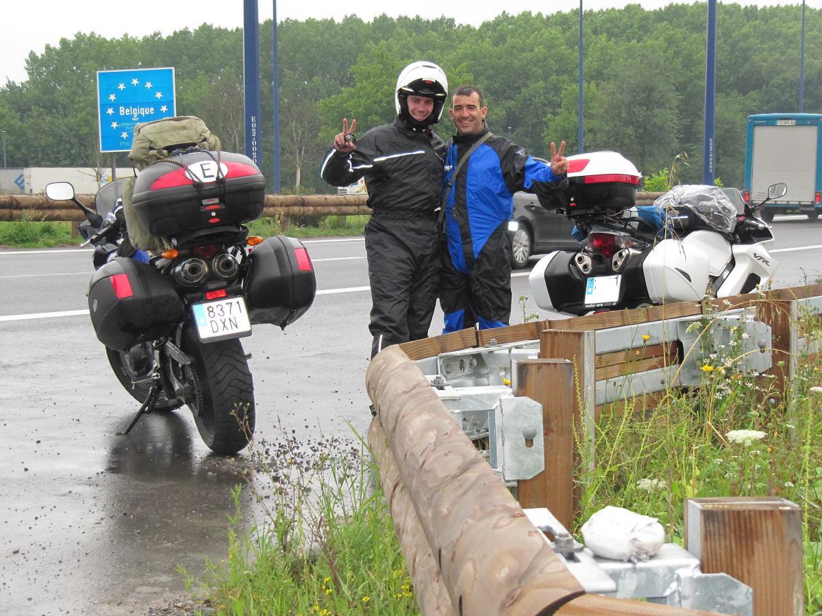 Carlos y nosotros en la frontera Franco-Belga.
