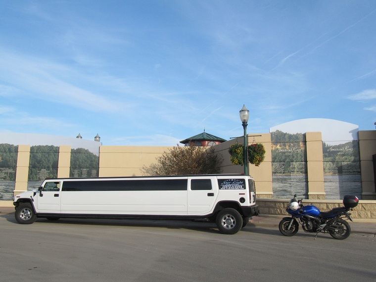 Folixa Astur y una limousina en Dubuque IA. EEUU.