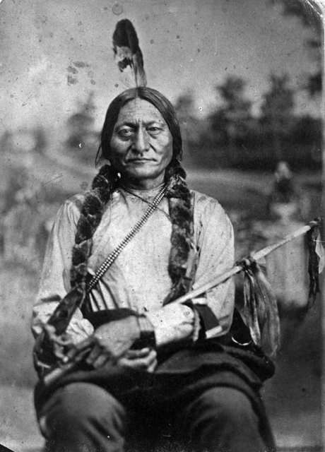 Tȟatȟáŋka Íyotake (Tatanka Iyotanka), Sitting Bull -Toro Sentado-,  líder espiritual de la tribu Lakota, elegido Jefe Supremo de la Nación Sioux.1881.  Foto: Orlando Scott Goff. 