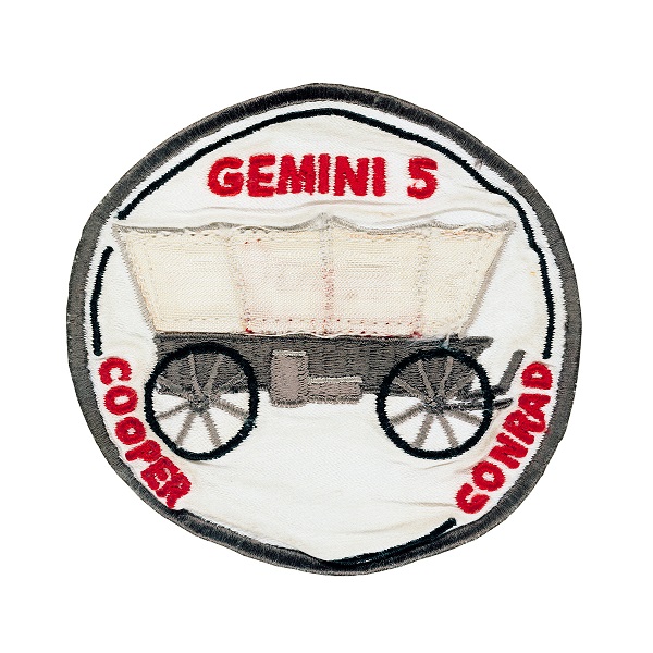 NOMBRE:Gemini 5> NAVE: Gemini 5> FECHA DE LANZAMIENTO: 21 de agosto de 1965> VEHICULO DE LANZAMIENTO: Titan II> TRIPULANTES: Gordon Cooper,Charles Conrad> OBJETIVOS: Maniobras de acoplamiento. Primer uso de células de combustible para obtener energía eléctrica> RESULTADO: Exitoso