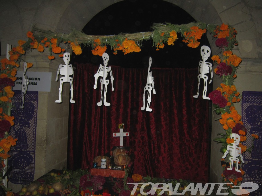 Festividad de Todos Los Santos en Oaxaca, México. Requiem aeternam dona ei (eis) Domine. Et lux perpetua luceat ei (eis). Requiescat (requiescant) in pace. Amen.