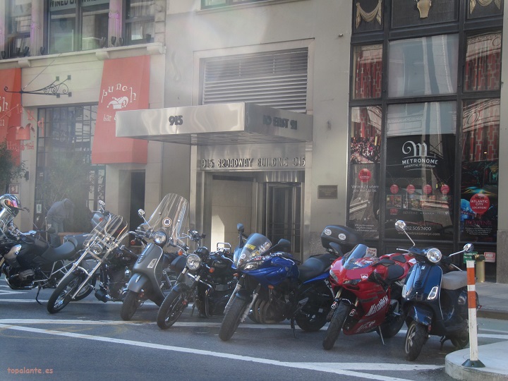 Folixa Astur con otras motos en Nueva York.