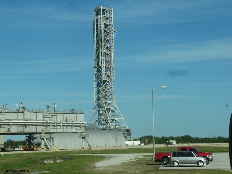 Estructura para el lanzamiento de cohetes que transportan un transbordador espacial; Centro Espacial Kennedy, FL, EEUU