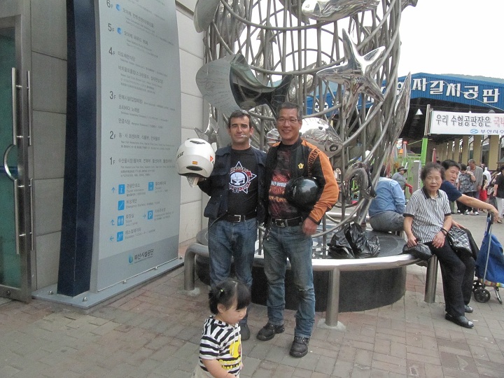 Mi hermano Yon Kei Chiu y el autor de esta página güeb en Jagalchi, Busán, Korea del Sur.