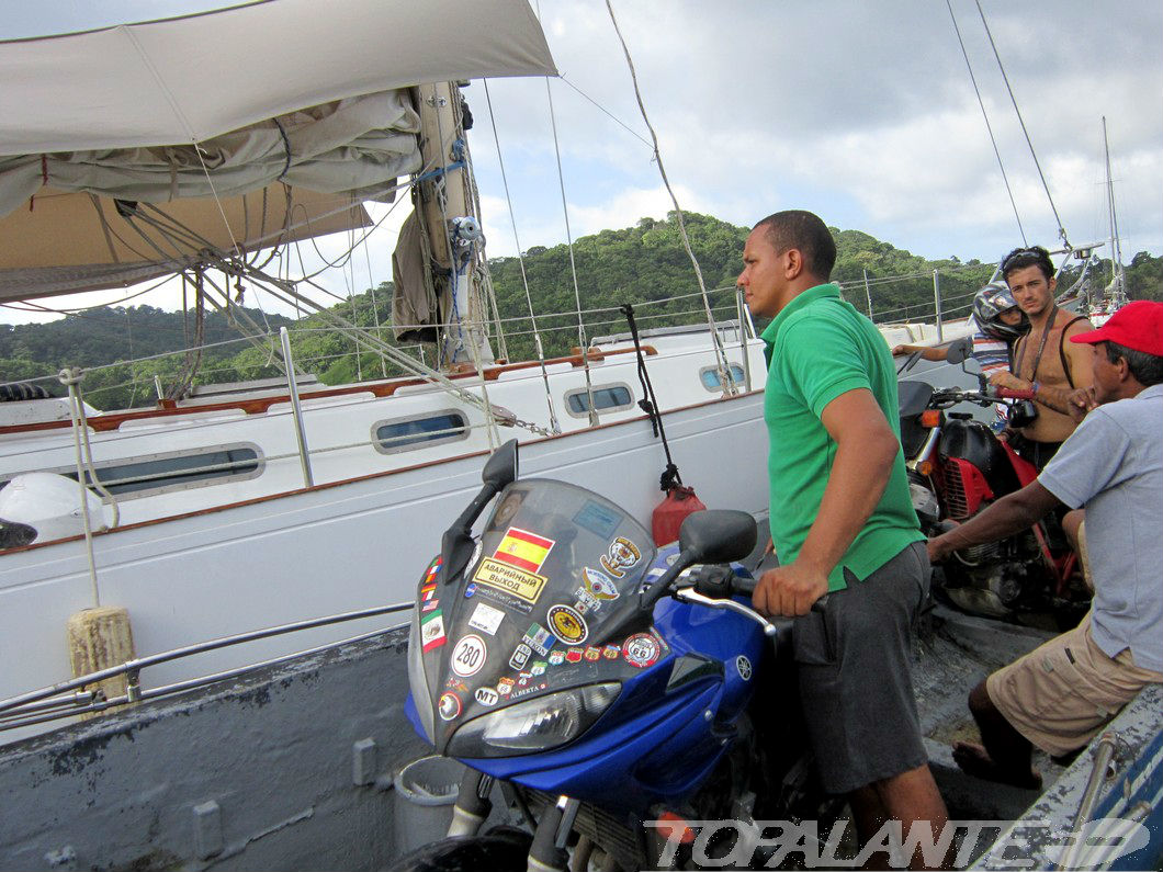 Folixa Astur en Portobelo (Panamá), embarcando de una lancha a un velero con destino a Cartagena de Indias (Colombia).