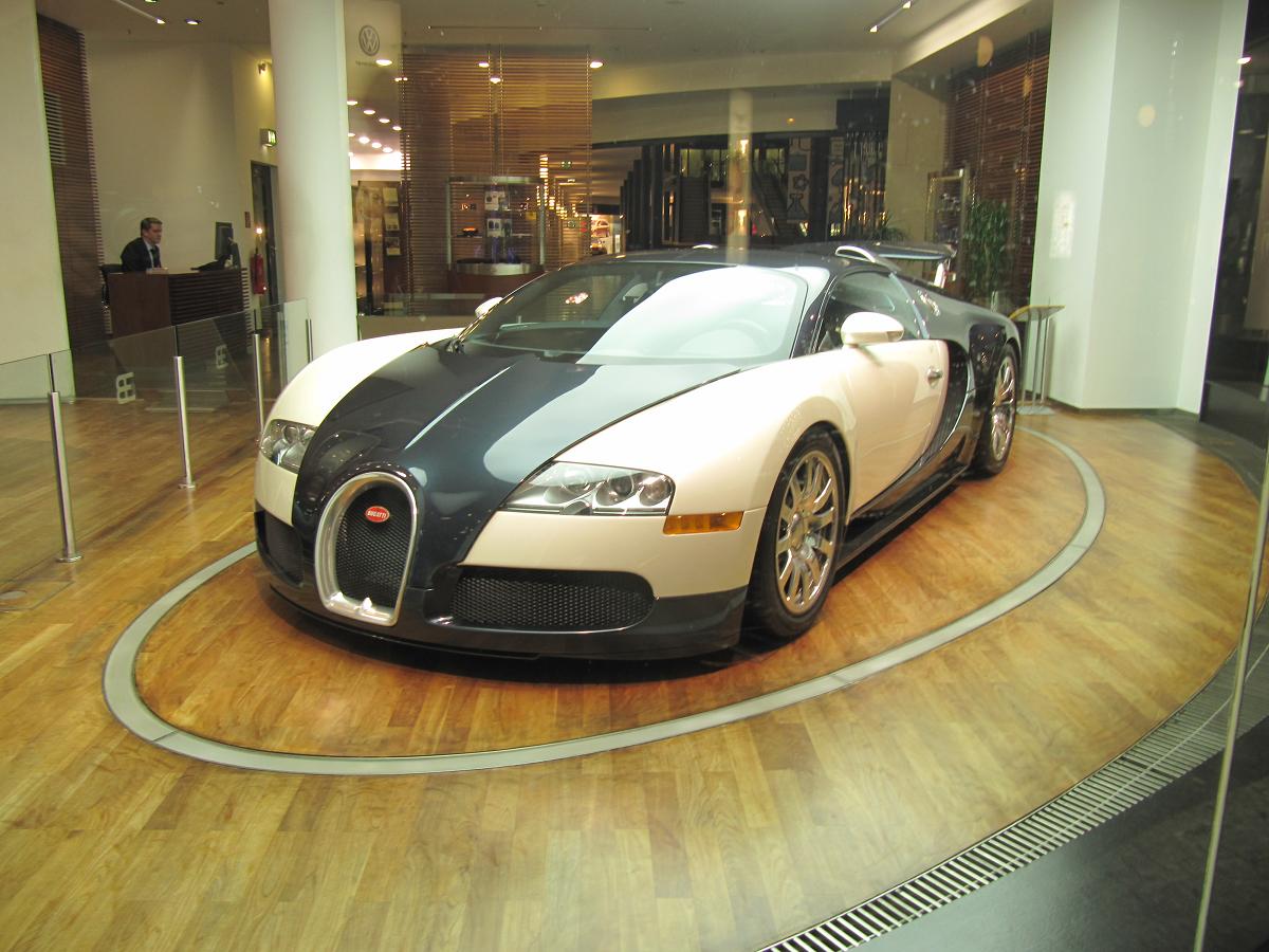 En la práctica y legalmente, este Bugatti, podría pasarnos por las autopistas alemanas a 404 km / h.  A la venta en Unter den Linden 21, 10117 Berlin, Alemania  .Si lo vas a comprar, dame un toque a: lagobaikal(EN)yahoo.es  y me das una vuelta, o mejor, me das una pasada.  :)  Precio 1.000.000 EUR. Potencia : 1001 CV.