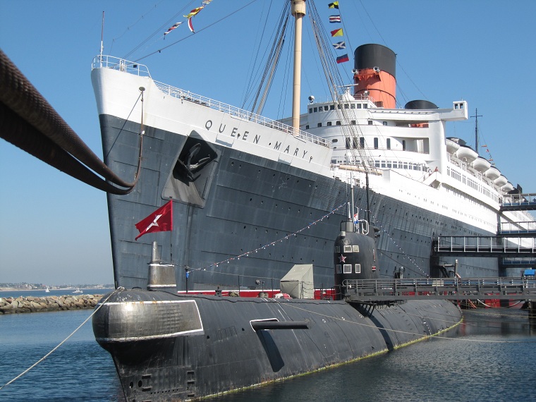 Queen Mary y submarino ruso de la serie S en Long Beach, CA. 