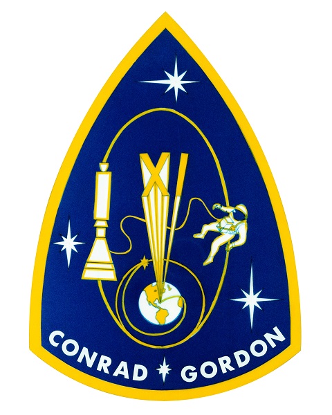 NOMBRE: Gemini 11> NAVE: Gemini 11> FECHA DE LANZAMIENTO:12 de septiembre de 1966> VEHICULO DE LANZAMIENTO: Titan II> TRIPULANTES:  	Charles Conrad,Richard Gordon> OBJETIVO: Acoplamiento con la nave Agena, maniobras, y paseo espacial. DATOS DE INTERES; Altitud récord de Gemini de 1,189.3 km., alcanzada usando el sistema de propulsión Agena tras alineación y acoplamiento> RESULTADO:Exitoso