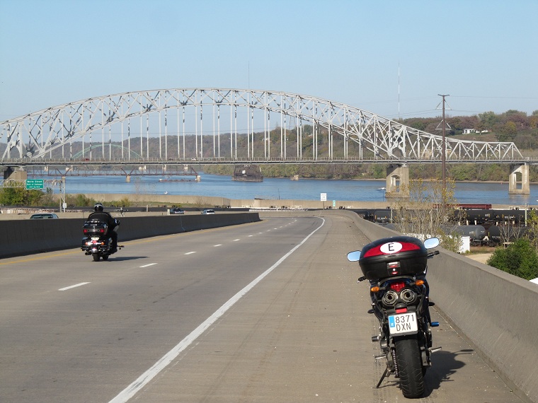 Folixa Astur antes de cruzar el Mississippi a su paso por Dubuque; Iowa, EEUU.
