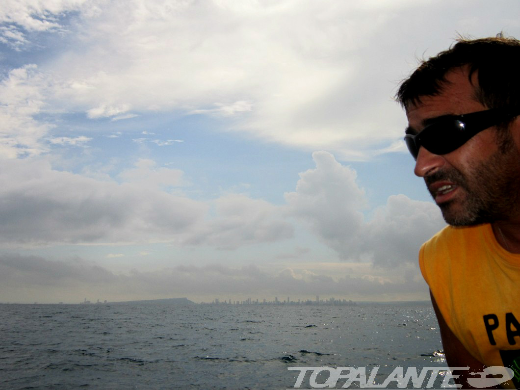 Topalante cuatro días después de zarpar de Portobelo (Panamá). Al fondo, la silueta de Cartagena de Indias (Colombia)