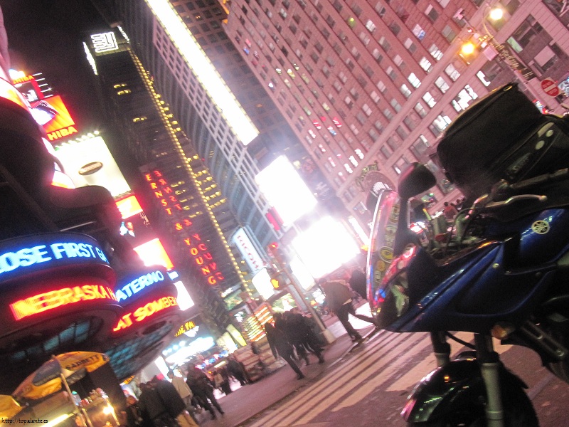 Folixa Astur recién llegada a Times Square, Nueva York, EEUU.