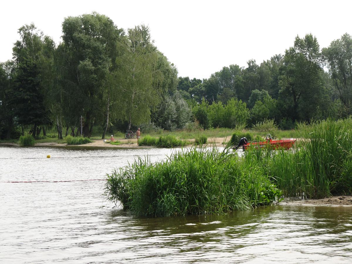 Barca en los lagos de Legionowo, Polonia.