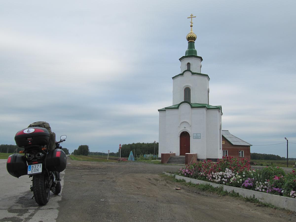 Una Iglesia,excepción que confirma la regla de la desolación de Siberia, entre Barabinsk y Novosibirsk, Rusia.