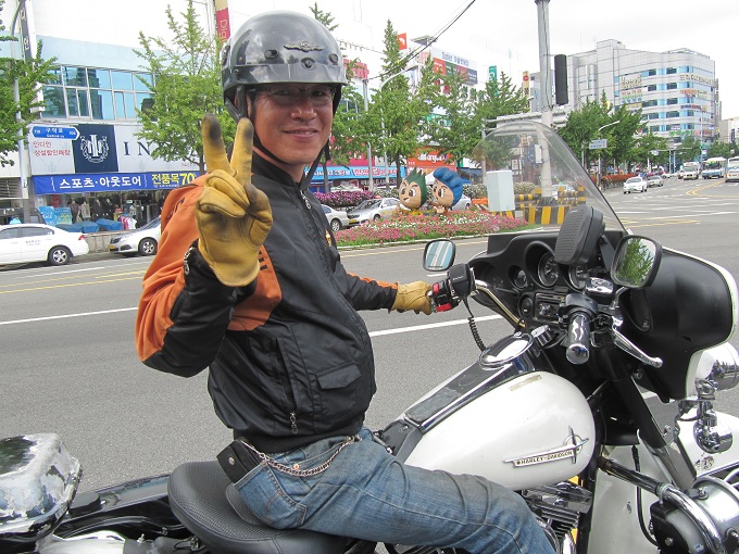 Mi hermano Yon Chei Kiu con su Harley Electric Glide de policia en Pusám, Korea del Sur.