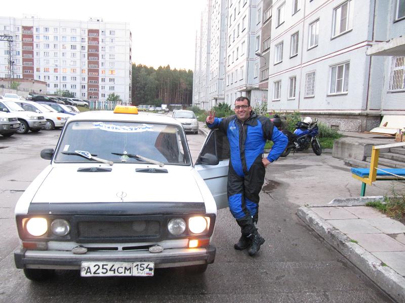 Topalante tras el taxi perdido en Novosibirsk.