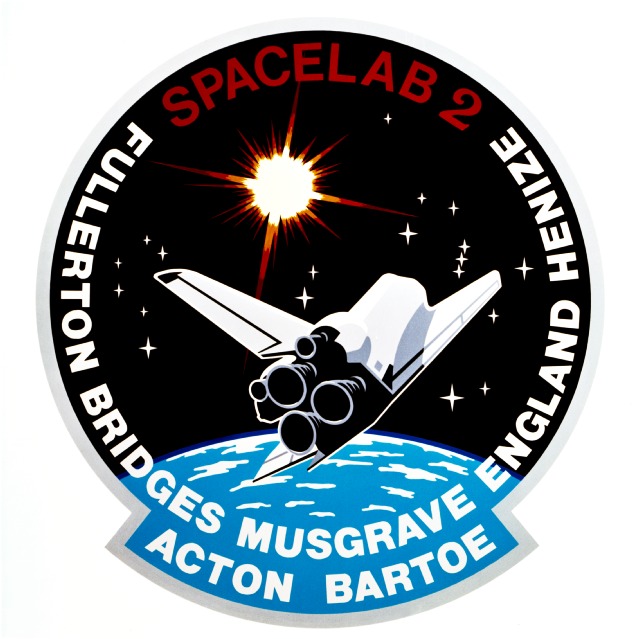 Misión:STS-51-F> (Spacelab-2)> LANZAMIENTO: 29 de junio de 1985> ATERRIZAJE: Base Aérea de Edwards, CA> TRIPULANTES:  Gordon Fullerton, Roy D. Bridges, Jr., F. Story Musgrave, Anthony W. England, Karl G. Henize, Loren W. Acton, John-David F. Bartoe> MILLAS RECORRIDAS:3.300.000.   19ª misión del programa STS y 8º vuelo del Challenguer.  El objetivo principal de la misión fue verificar el rendimiento de los sistemas del Spacelab, determinar las capacidades de la interfaz del orbitador, y medir el entorno creado por la nave. Los experimentos cubrieron áreas de biología, física de plasma, astronomía, astrofísica de altas energías, física solar, física atmosférica y tecnologías de la investigación.  El vuelo supuso la primera vez que el instrumentos de la ESA Instrument Pointing System (IPS) fue probado en órbita. Este instrumento único de señalización fue diseñado con una precisión de un minuto de arco. Inicialmente, se experimentaron algunos problemas cuando se le pidió que rastreara el Sol, pero con una serie de parches en el software se consiguió corregir el problema.   Se dice que Pepsi y Coca Cola desarrollaron el Carbonated Beverage Dispenser Evaluation (CBDE) - Evaluación de Dispensador de Bebidas Carbonatadas- un experimento que pretendía hacer sus brebajes disponibles para los astronautas. Se cuenta que estas bebidas burbujeaban excesivamente en microgravedad, sin embargo las fuentes de la información no están confirmadas.    Primary payload was Spacelab-2. Despite abort-to-orbit, which required mission replanning, mission declared success. Special part of modular Spacelab system, the Igloo, located at head of three-pallet train, provided on-site support to instruments mounted on pallets. Main mission objective was to verify performance of Spacelab systems and determine interface capability of orbiter, and measure environment induced by spacecraft. Experiments covered life sciences, plasma physics, astronomy, high-energy astrophysics, solar physics, atmospheric physics and technology research.